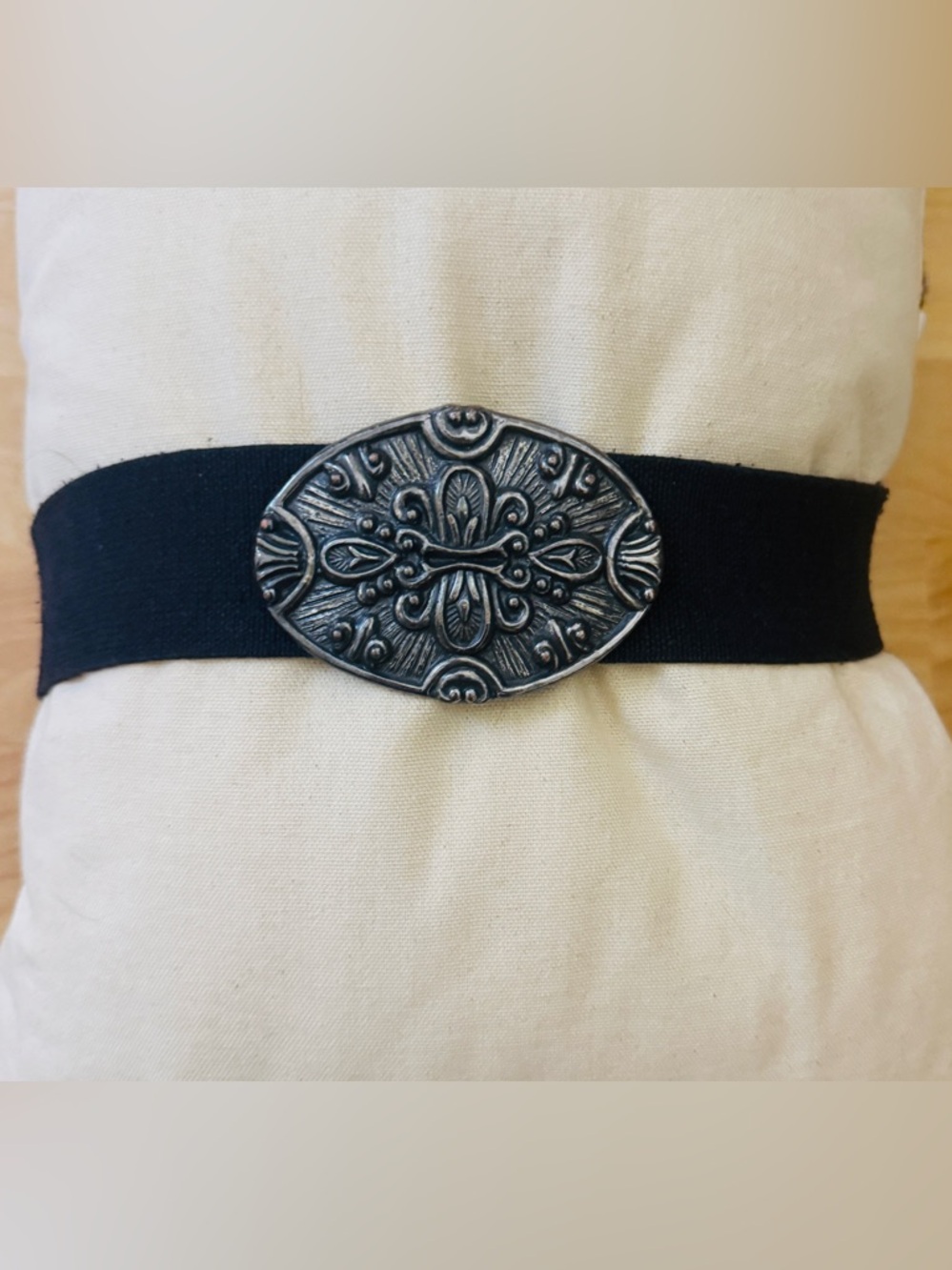 Vintage 80’s Day-Lor woman’s Black elastic cinch belt filigree pattern buckle